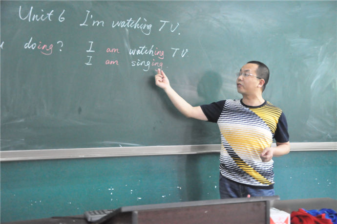 7号廖明志老师 i"m watching tv 双色粉笔灵活运用,突出教学