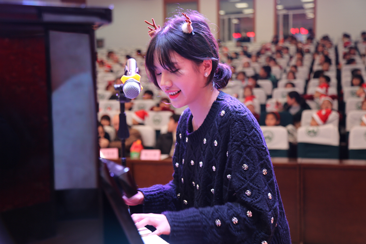 04陈艺洋学生在弹钢琴.JPG 04陈艺洋学生在弹钢琴.JPG