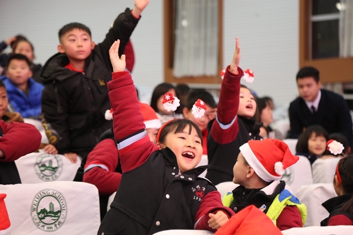 02小学生兴奋得与主持人互动.JPG 02小学生兴奋得与主持人互动.JPG