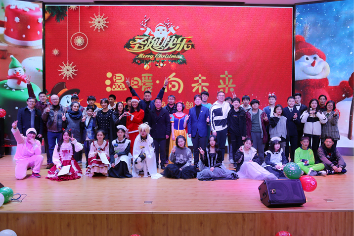 05演出人员合影留念.JPG 05演出人员合影留念.JPG
